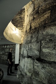 France, Paris (75), vue de la base d'une tour de l’enceinte de Philippe Auguste dans un parking souterrain rue Mazarine