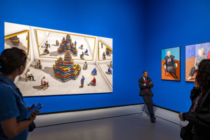 France, Paris (75), Bois de Boulogne, la fondation Louis Vuitton de l'architecte Frank Gehry, exposition David Hockney 25, Spectateurs regardant un ready-made avec crâne et miroirs (2018)