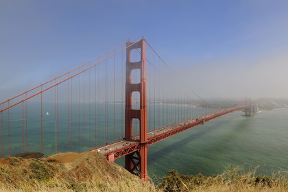 Etats-Unis, Californie, San Francisco, le pont du Golden Gate Bridge et la ville dans la brume