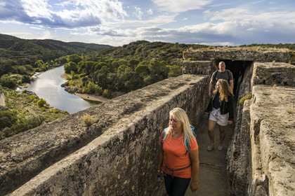 France, Gard (30), le Pont du Gard classé Patrimoine Mondial de l'UNESCO, Grand Site de France, pont aqueduc romain qui enjambe le Gardon, concrétions calcaires déposées au fil des années sur les parois intérieures du conduit de l'aqueduc dans la partie supérieur du pont