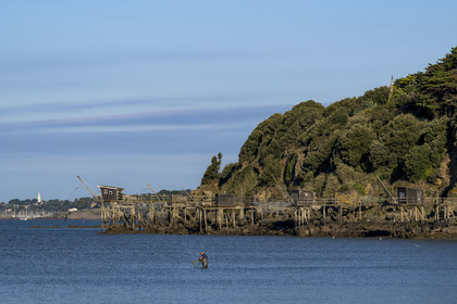 France, Loire-Atlantique (44), Baie de Bourgneuf, Pornic, cabanes de pêche traditionnelle au carrelet en bordure de la plage de Crêve-coeur à La Bernerie-en-Retz, pecheurs à pied de crevettes à l'épuisette