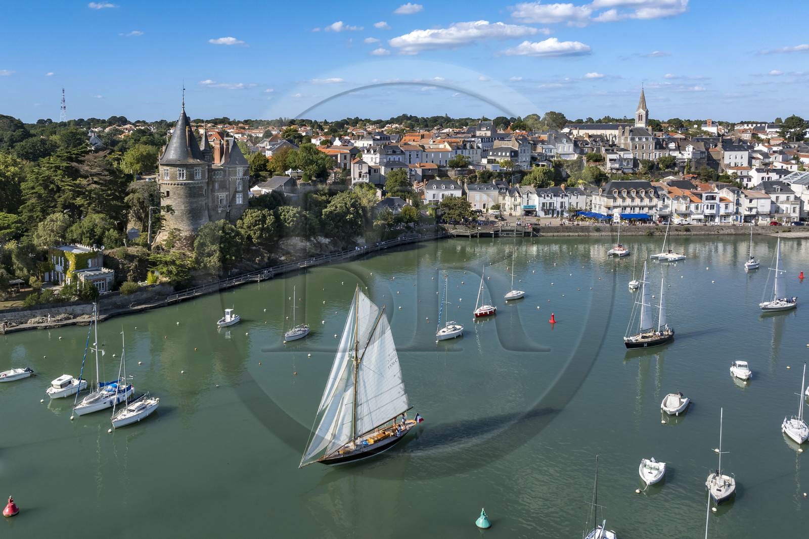 France, Loire-Atlantique (44), Pornic, le voilier Pen Duick suivi du Pen Duick II quittant le port sous voile, l'église Saint-Gilles et le château en arrière plan (vue aérienne)