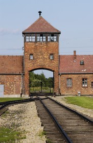 Pologne, région de la Petite-Pologne, environs de Cracovie, village d' Oswiecim, camp d' Extermination d' Auschwitz-Birkenau, porte principale et lieu d' Arrivée des convois de trains