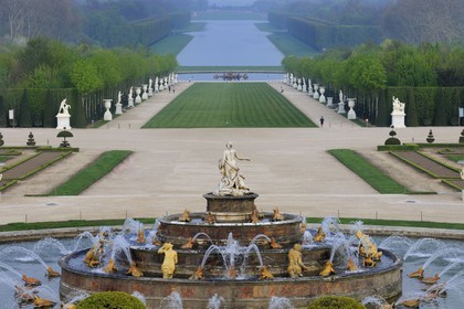 France, Yvelines (78), parc du château de Versailles, classé Patrimoine Mondial de l'UNESCO, le Bassin de Latone et la perspective des jardins et de l'axe du Soleil vers le Grand Canal