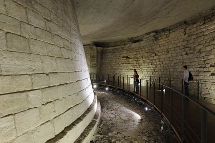 France, Paris (75), le Louvre médiéval, vestiges des fossés du Louvre de Philippe Auguste et de Charles V, 12e au 14e siècle
