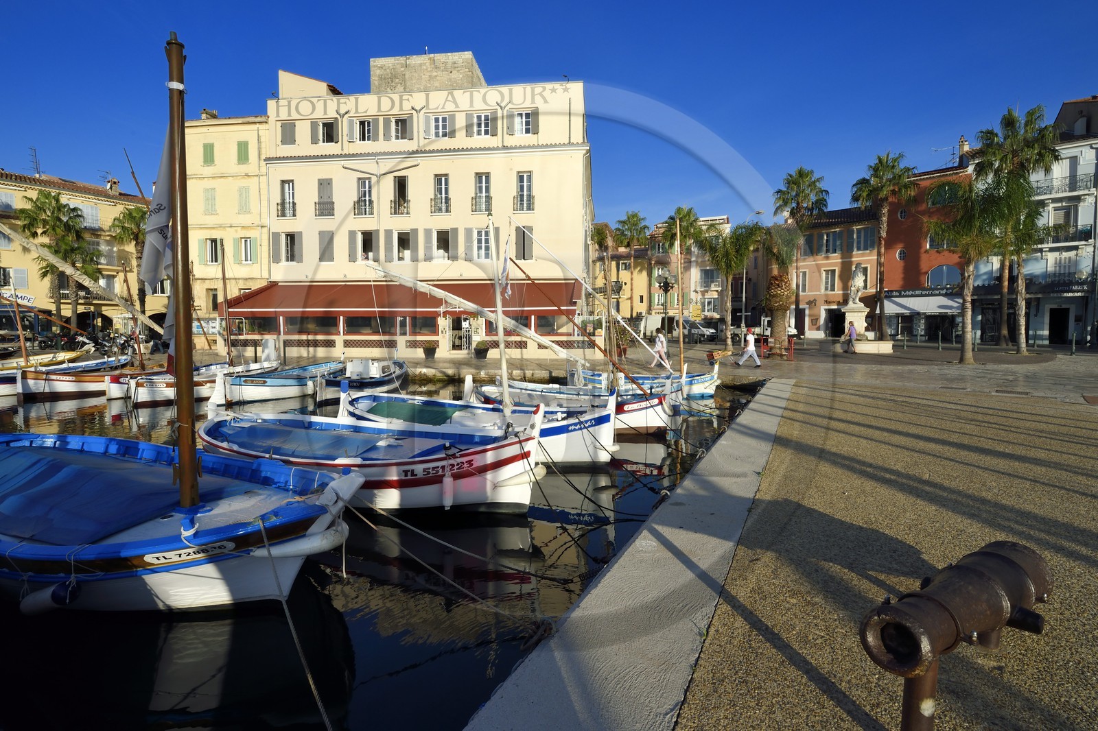 France, Var (83), Sanary-sur-Mer, barques traditionnelles de peche appelées pointus sur le port, l'Hotel de la Tour qui enroule la tour romane du XIIIème siècle en arrière plan
