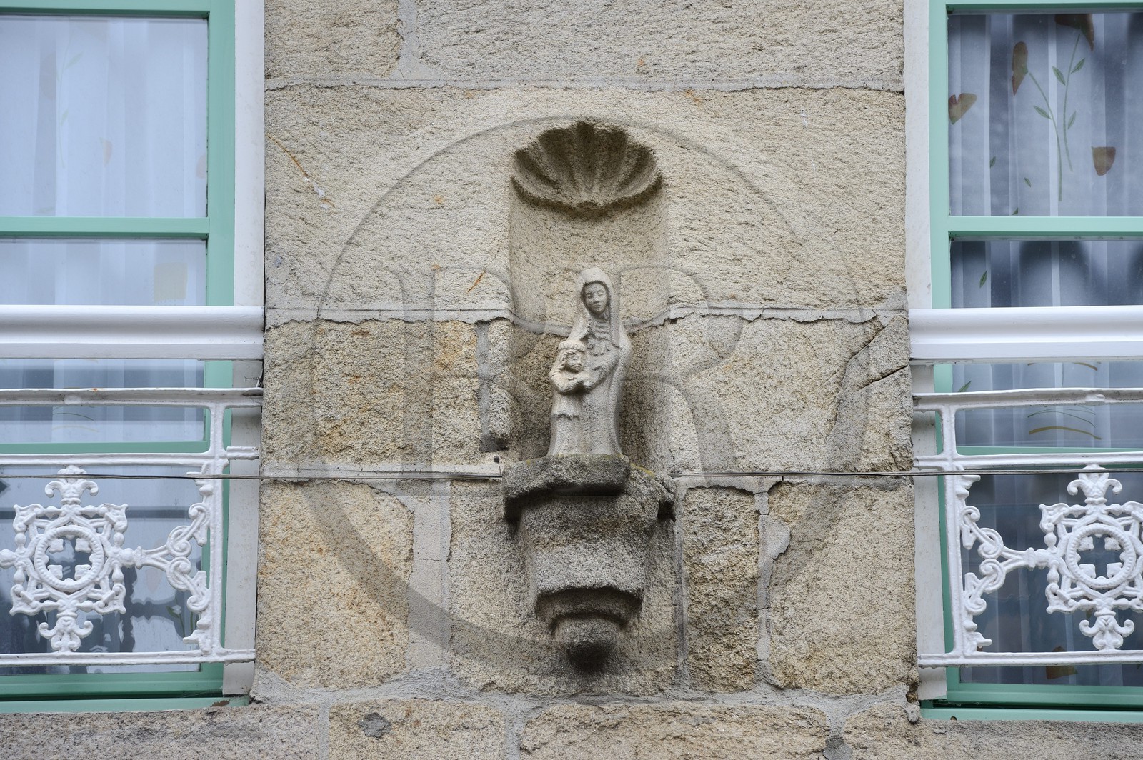 France, Côtes-d'Armor (22), Guingamp, statue de la Vierge sur la facade d'une maison traditionnelle de la rue Notre-dame