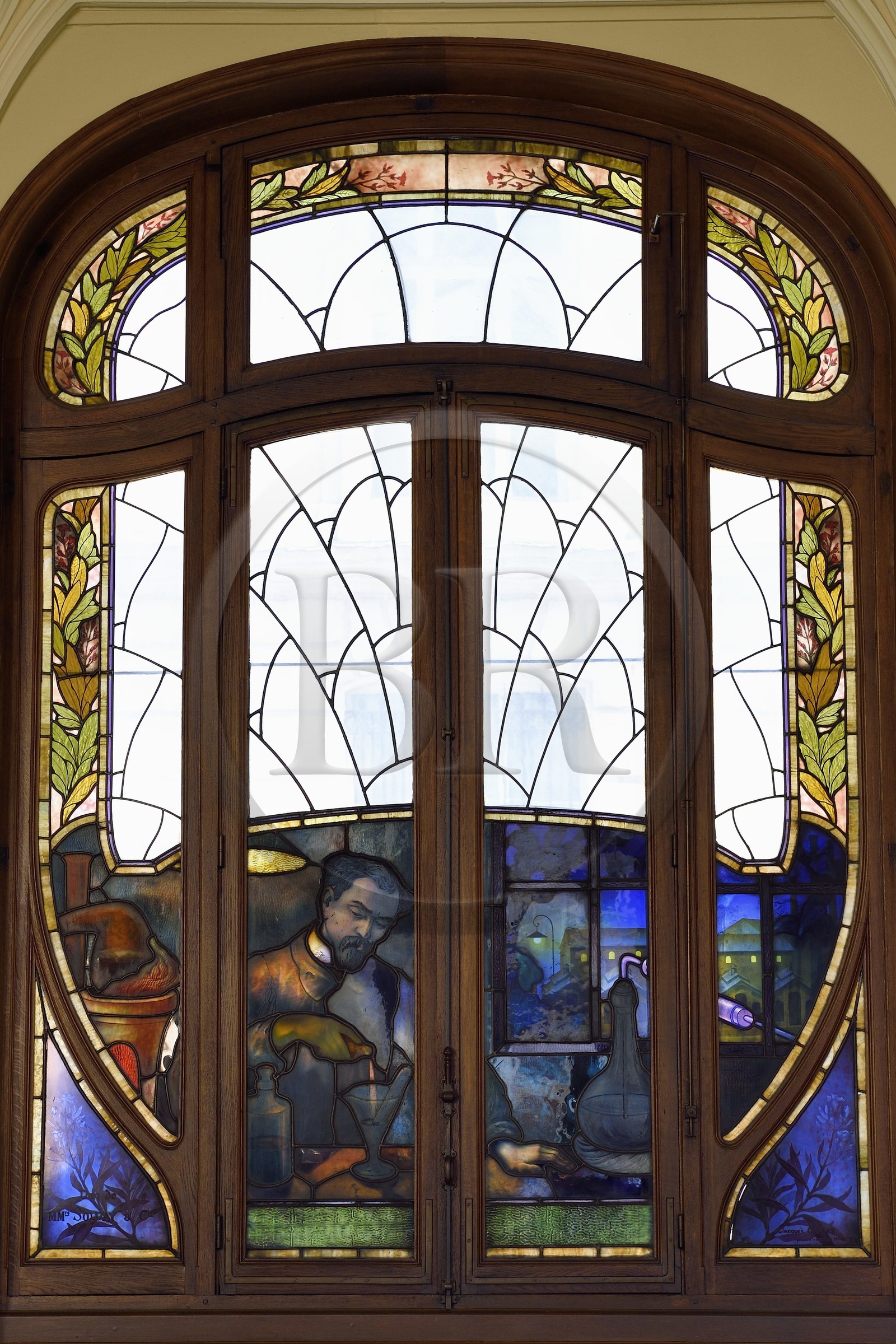 France, Meurthe et Moselle (54), Nancy, immeuble Art Nouveau de la chambre de commerce et d'industrie (CCI), les vitraux au rez-de-chaussée représentant des points forts de l'industrie lorraine conçus par Jacques Gruber, la recherche scientifique et  l'industrie chimique