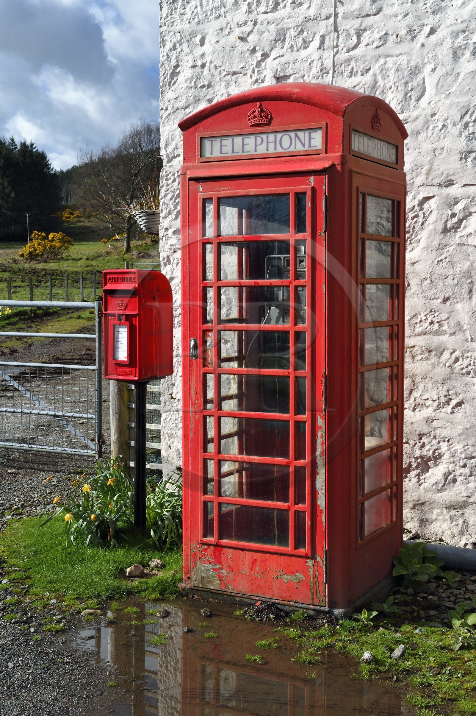 Royaume-Uni, Ecosse, Highland, Hébrides intérieures, Ile de Mull, cabine téléphonique en fonction au bord du Loch Scridain