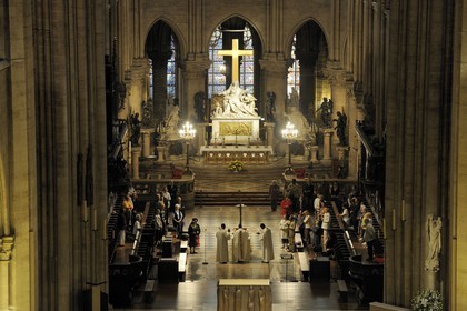 France, Paris (75), Ile de la Cité, cathédrale Notre-Dame de Paris, célébration d'une messe dans le choeur, on apperçoit la Vierge à l'Enfant sur la colonne droite au niveau du transept