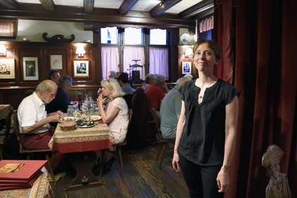 France, Bas-Rhin (67), Strasbourg, vieille ville classée au Patrimoine Mondial de l'UNESCO, la winstub Chez Yvonne - S'Burjerstuewel rue du Sanglier, dirigé par Marjolaine et Julien de Valmigere, portrait de Marjolaine de Valmigere
