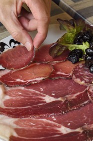 France, Corse-du-Sud (2A), Vallée du Prunelli, Bastelica, charcuterie de Pascal Valentini qui gère l'hotel-restaurant Chez Paul