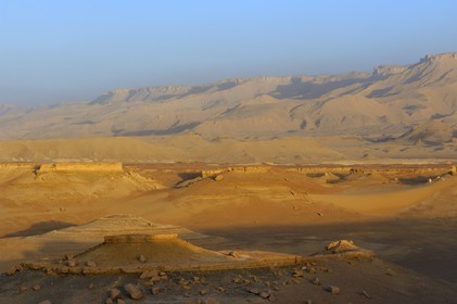 Egypte, Haute Egypte, désert libyque, oasis de Dakhla, le désert aux portes de Al-Qasr