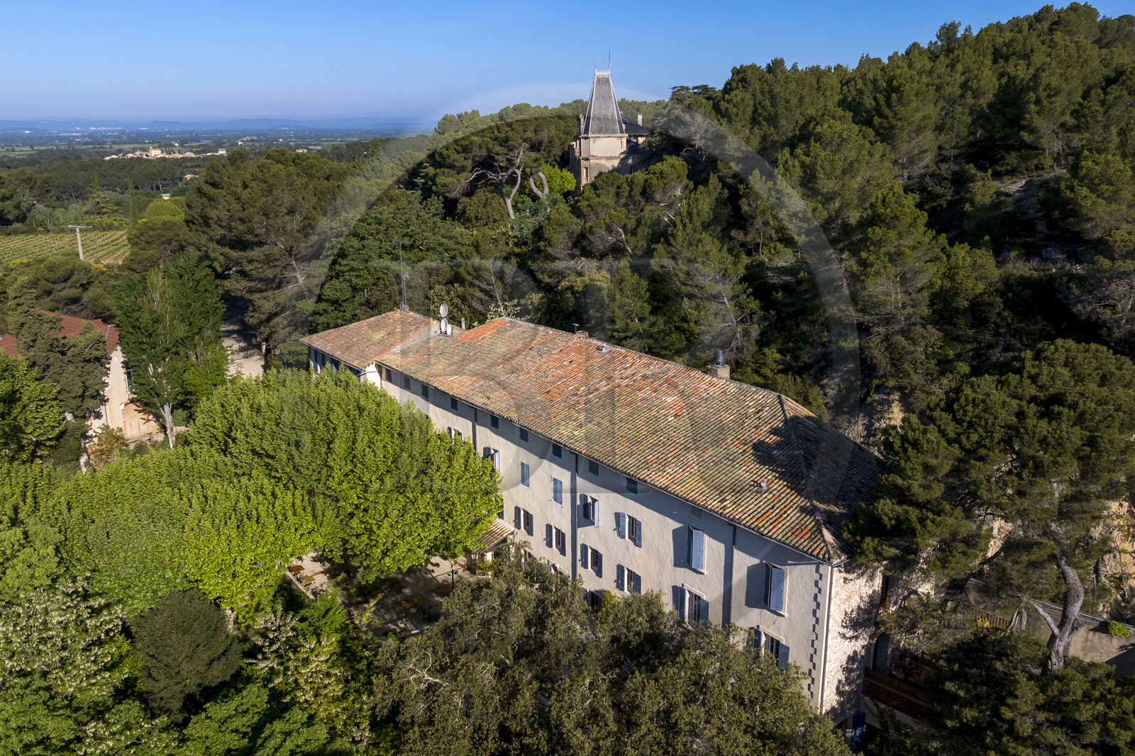 France, Vaucluse (84), Dentelles de Montmirail, Gigondas, grand hôtel-restaurant de Montmirail (vue aérienne)