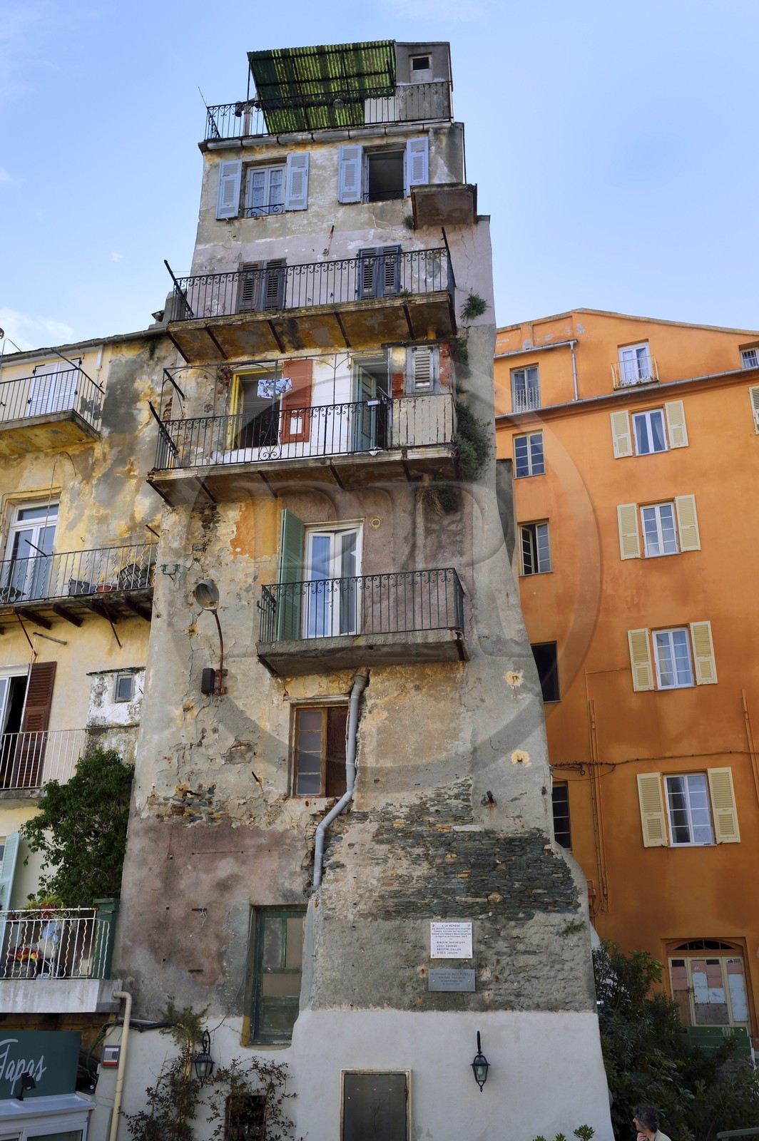 France, Haute-Corse (2B), Bastia, quartier de Terra-Vecchia, immeuble bordant le Vieux-Port