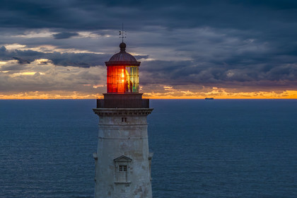 France, Gironde (33), le Verdon-sur-Mer, phare de Cordouan, classé Patrimoine Mondial de l'UNESCO, le gardien de phare Nicolas Quezel-Guerraz est dans la lanterne dont le feu éclaire l'horizon  à la nuit tombante (vue aérienne)