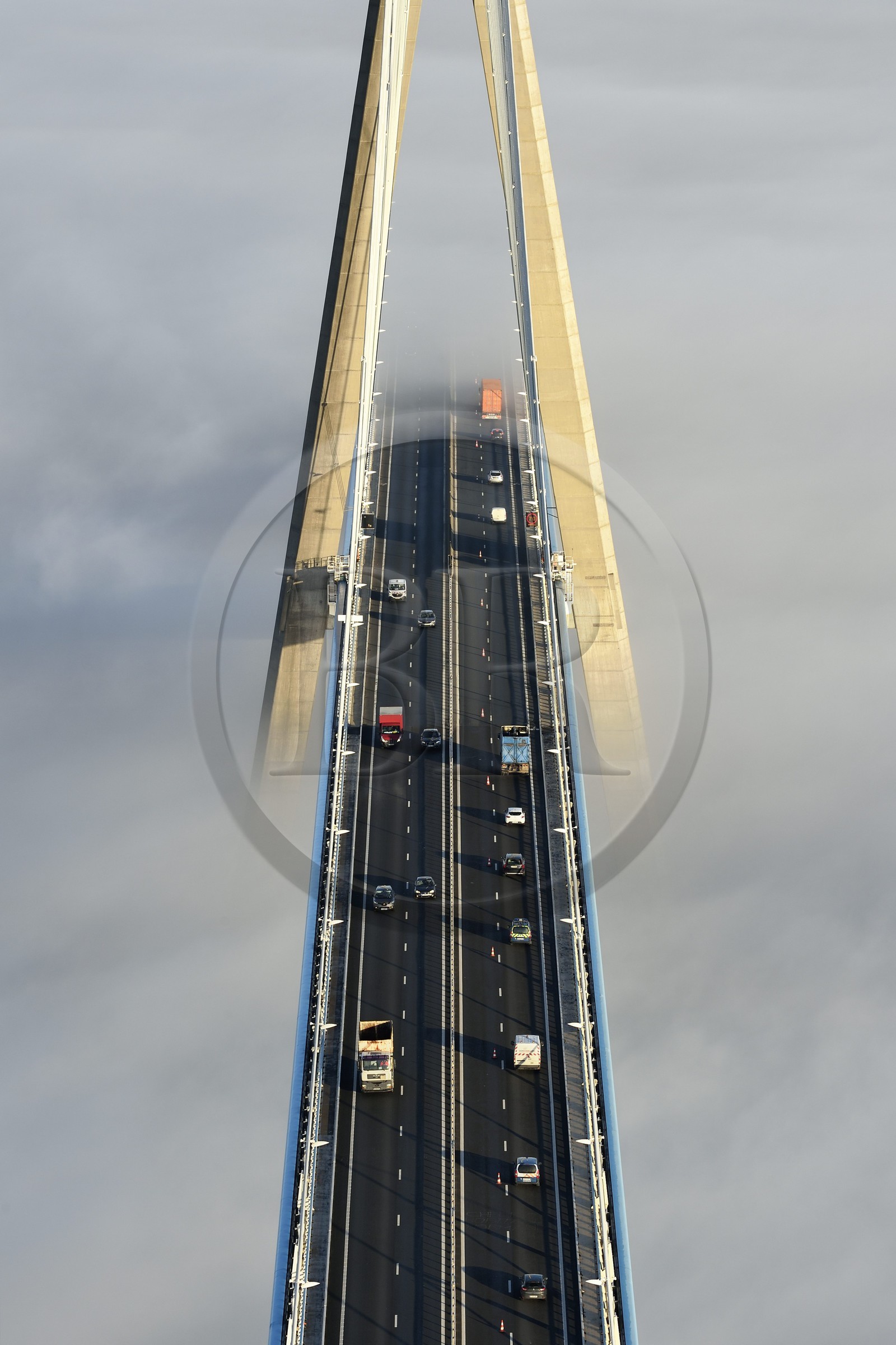 France, entre Calvados (14) et Seine-Maritime (76), le Pont de Normandie qui émerge des brumes matinales de l'automne et enjambe la Seine, vue depuis le sommet du pylone sud