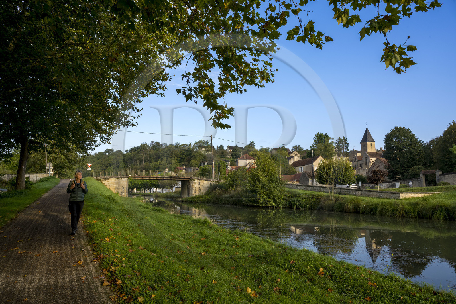 France, Côte-d'Or (21), Buffon, randonneuse sur le chemin de halage longeant le canal de Bourgogne