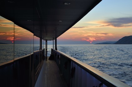 Croatie, Dalmatie, cote dalmate, lever de soleil au large de l'Ile de Vis