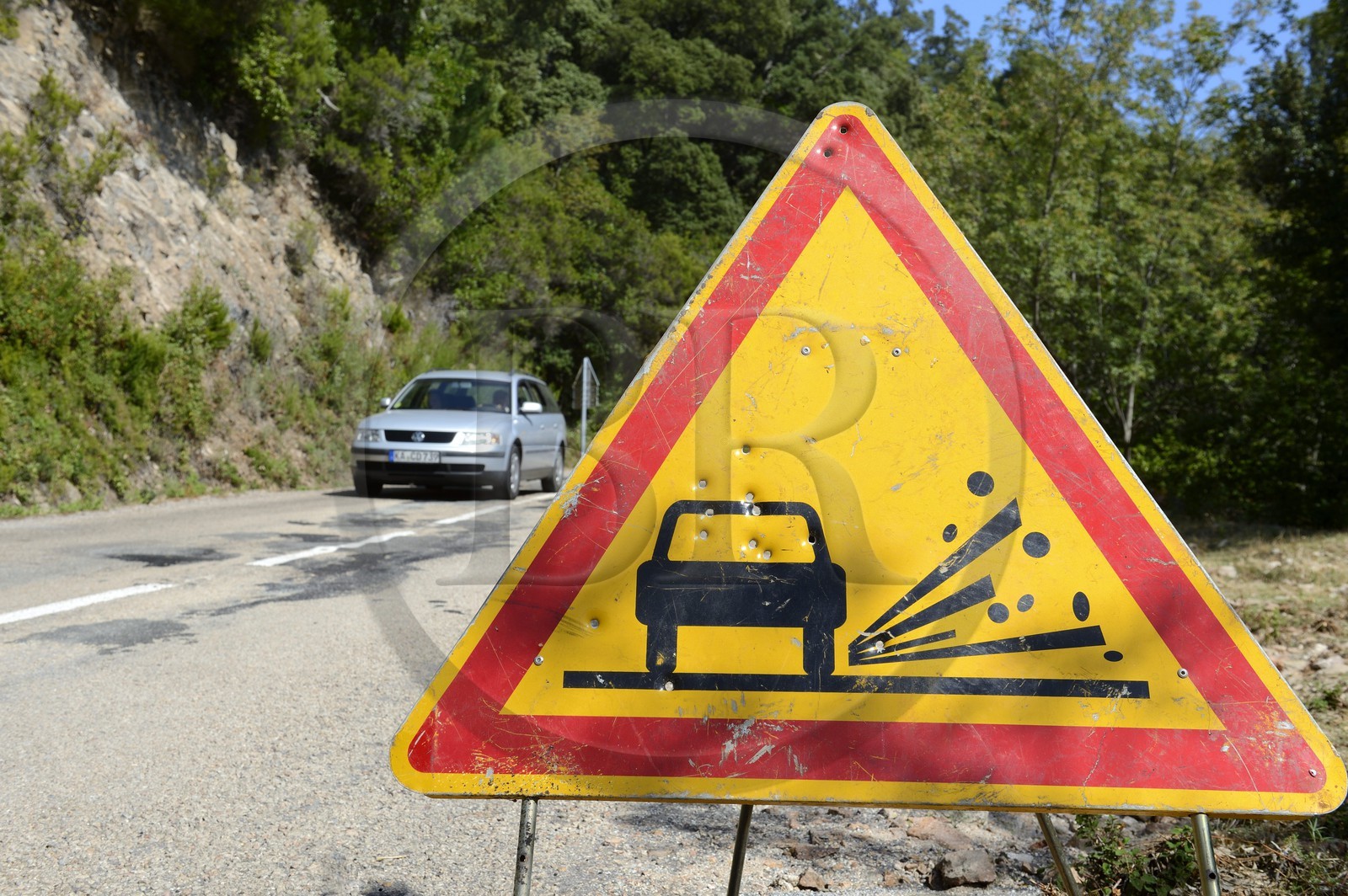 France, Corse-du-Sud (2A), Alta Rocca, panneau routier troué par des tirs de balles