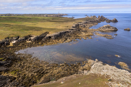 France, Finistère (29), Mer d'Iroise, Ile d'Ouessant, la cote dechiquetée et les rochers de la cote Nord, le phare du Créac'h en arrière plan (vue aérienne)