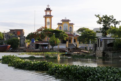 Vietnam, province de Ninh Binh, village insulaire de Kenh Ga, l'église au centre du village dans cette région très catholique