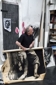 France, Ivry-sur-Seine (94), l'artiste plasticien Ernest Pignon-Ernest dans son atelier