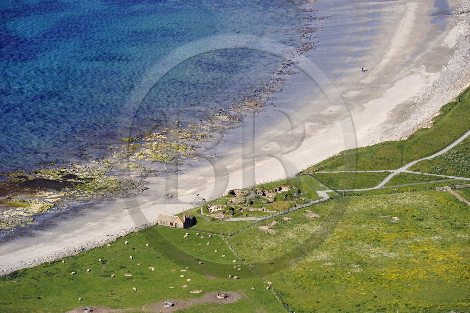 Royaume-Uni, Ecosse, Iles Orcades, Ile de Mainland, ruines du village préhistorique de Skara Brae, classées Patrimoine Mondial de l'UNESCO et la Baie de Skaill (vue aérienne)