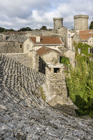 France, Aveyron (12), Causses et les Cévennes, paysage culturel de l'agro-pastoralisme méditerranéen, classés Patrimoine Mondial de l'UNESCO, La Couvertoirade, labellisé Les Plus Beaux Villages de France, village fortifié sur le plateau du Larzac, toit citerne en lauze de calcaire qui permet la récupération de l'eau