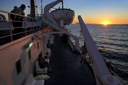 Italie, Toscane, ferry à destination de l’Ile d’Elbe au coucher de soleil