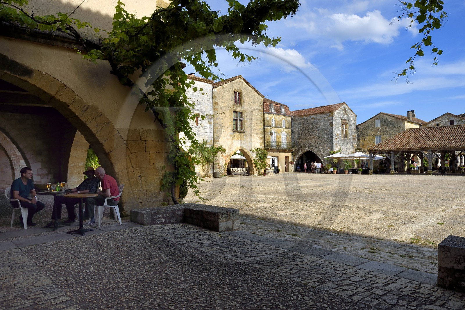 France, Dordogne (24), Périgord Pourpre, Monpazier, labellisé Les Plus Beaux Villages de France, la place des Cornières au coeur du village
