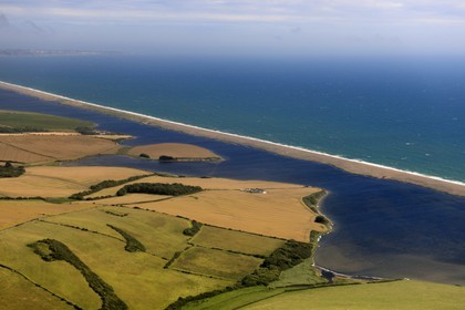 Royaume-Uni, Angleterre, Dorset, la lagune de Fleet Lagoon et la plage de Chesil apparait dans le roman Moonfleet de J. Meade Falkner (1898) et l'ile de Portland en arrière plan (vue aérienne)