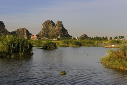 Vietnam, province de Ninh Binh, village insulaire de Kenh Ga entouré de montagnes karstiques, l'église est centrale dans cette région très catholique