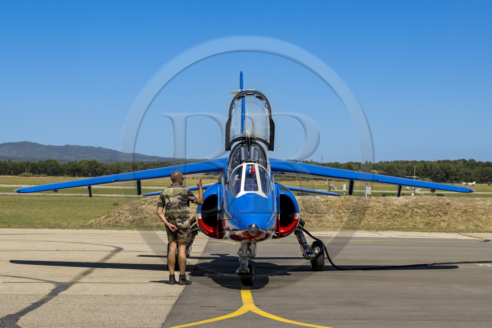 France, Bouches-du-Rhône (13), Salon-de-Provence, base aerienne 701, base de la Patrouille de France (PAF pour Patrouille acrobatique de France) de l'Armée de l'air et de l'espace française, derniers préparatifs pour le pilote et son mécanicien avant le vol à bord de l'avion Alphajet