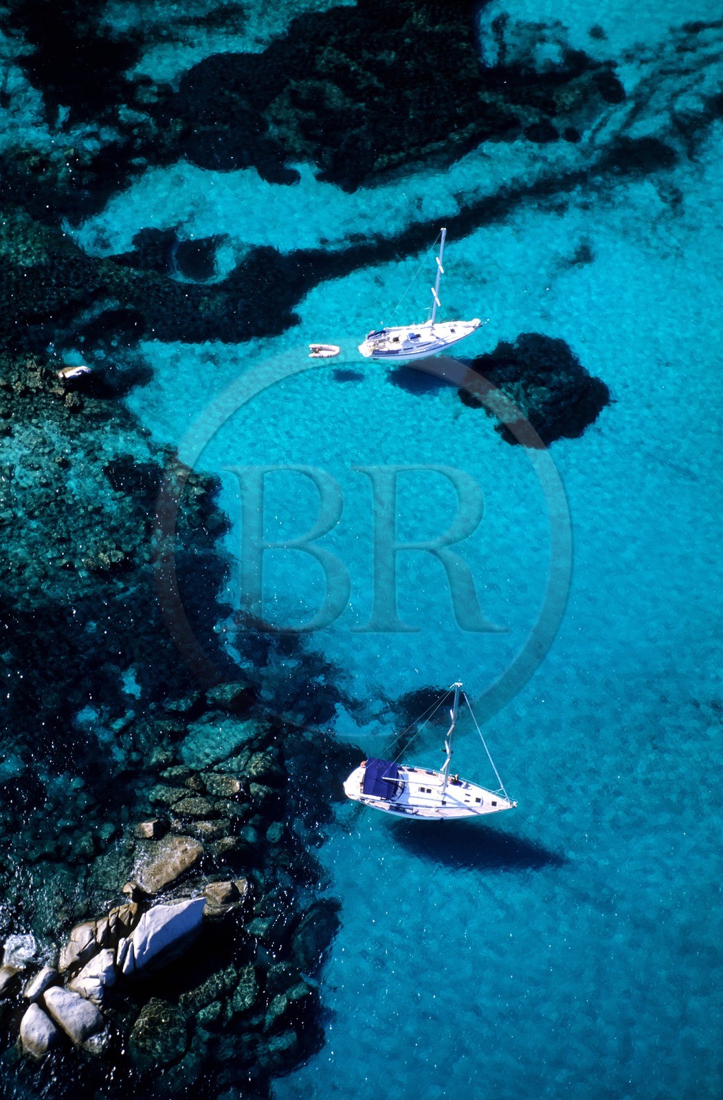 France, Corse-du-Sud (2A), bateaux au mouillage dans l'archipel des îles Lavezzi (vue aérienne)