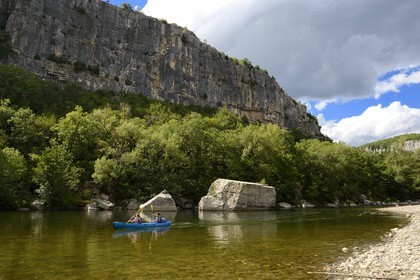 France, Ardèche (07), Ruoms, kayaks descendant la rivière Ardèche dans les défilés de Ruoms à Pradons