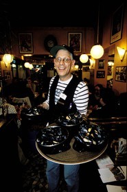 France, Nord (59), Lille, la célèbre brasserie Aux Moules durant la Braderie de Lille