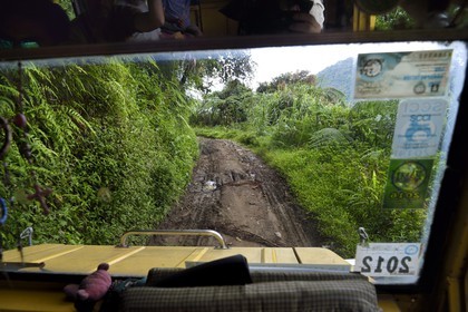 Philippines, province d'Ifugao, région de Banaue, jeepney (jeep allongée pour le transport de passagers) progressant sur une piste de montagne vers Cambulo