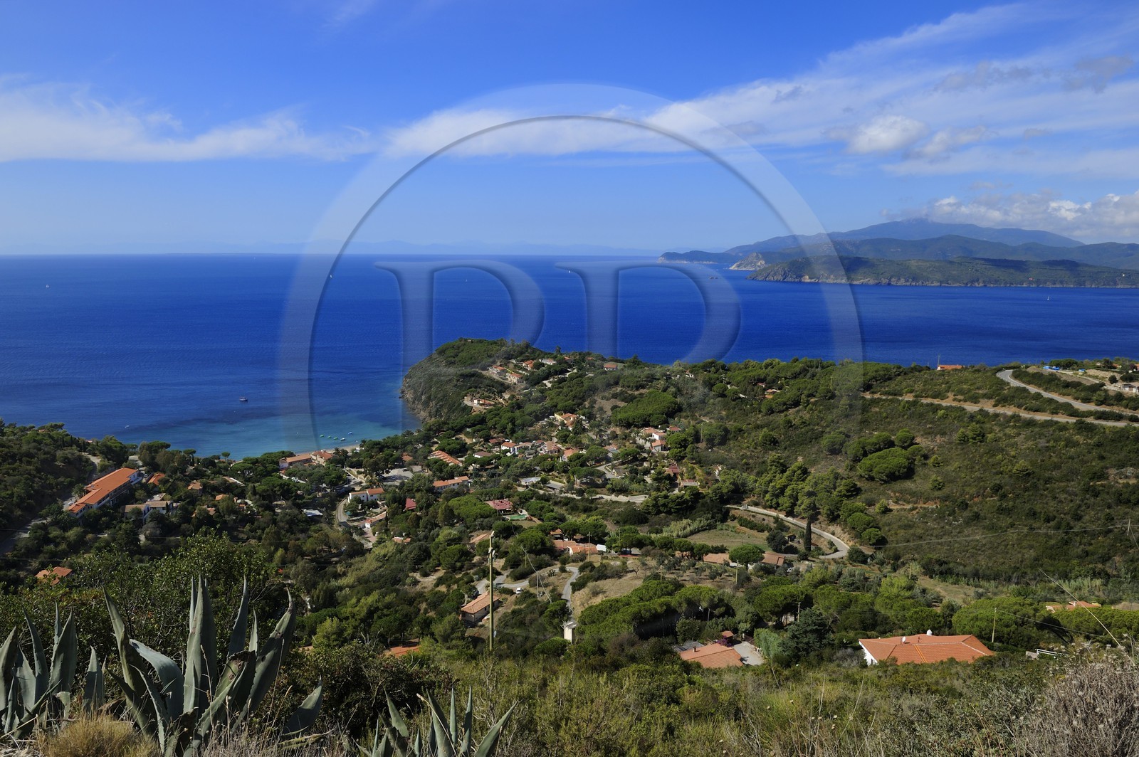 Italie, Toscane, l’Ile d’Elbe, la cote Sud vue depuis le village perché de Capoliveri