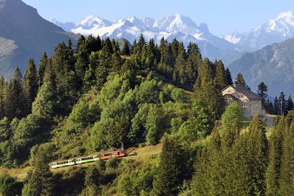 Suisse, canton de Vaud, Villars-sur-Ollon, train qui rejoint la gare du col de Bretaye à la station Bouquetins et le Mont-Blanc en arrière plan