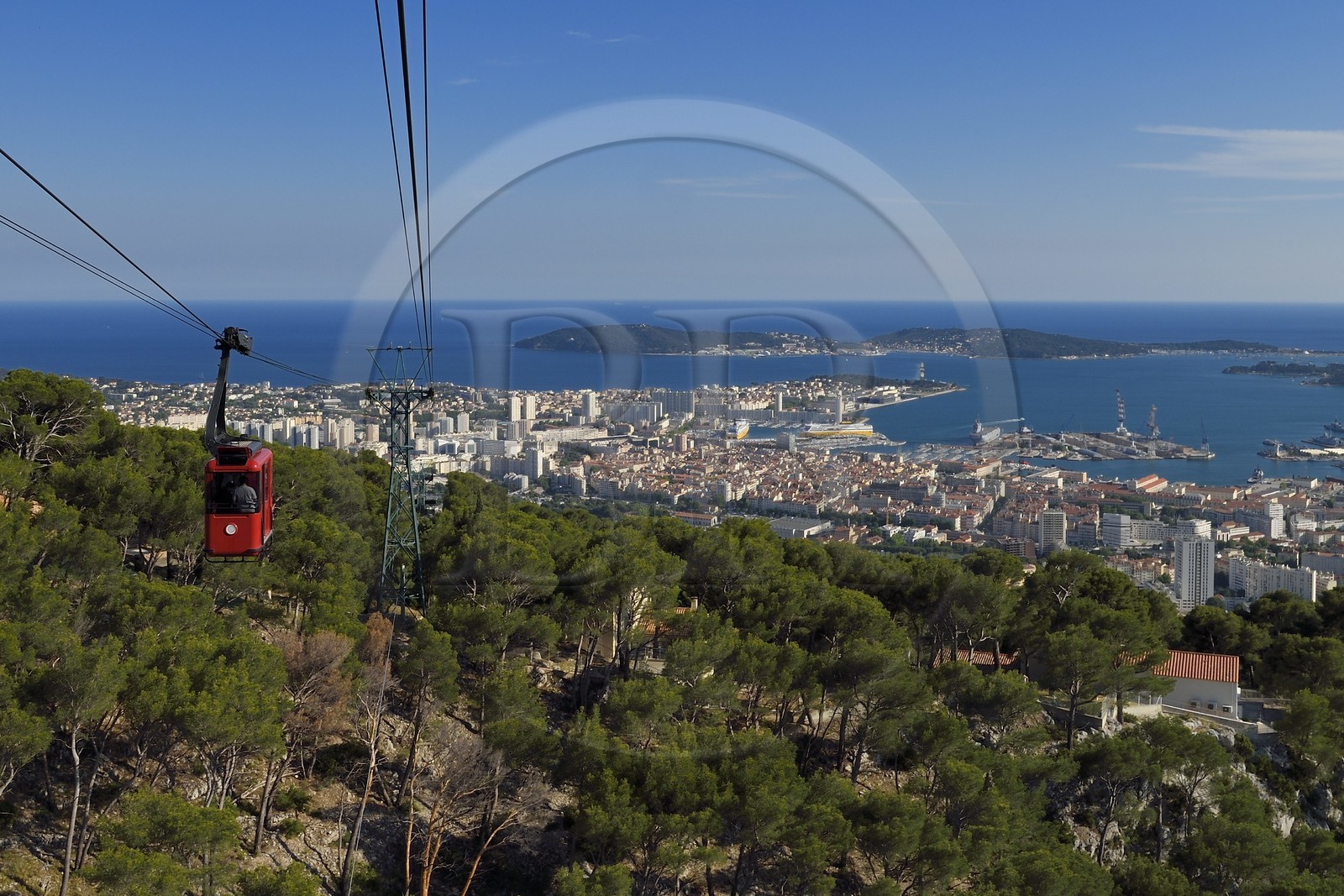 France, Var (83), Toulon, le téléphérique depuis le Mont Faron, la ville et le port militaire (Arsenal) dans la rade en arrière plan