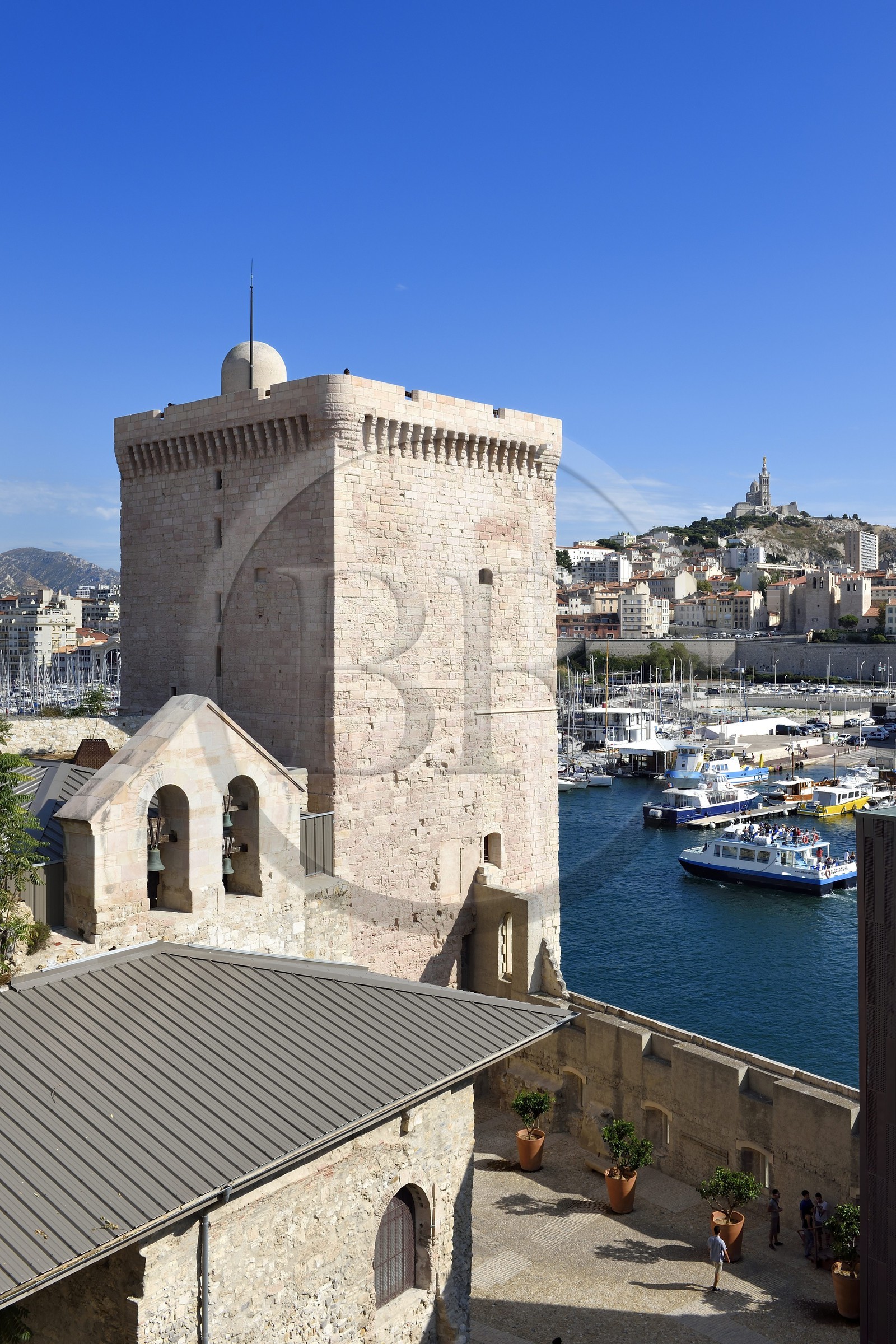 France, Bouches-du-Rhône (13), Marseille, le Fort Saint Jean à l'entrée du Vieux Port, l'Abbaye Saint Victor et la basilique Notre Dame de La Garde en arrière plan