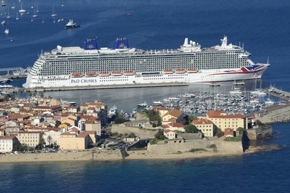 France, Corse-du-Sud (2A), Ajaccio, la citadelle dans la vieille ville et le port (vue aérienne)