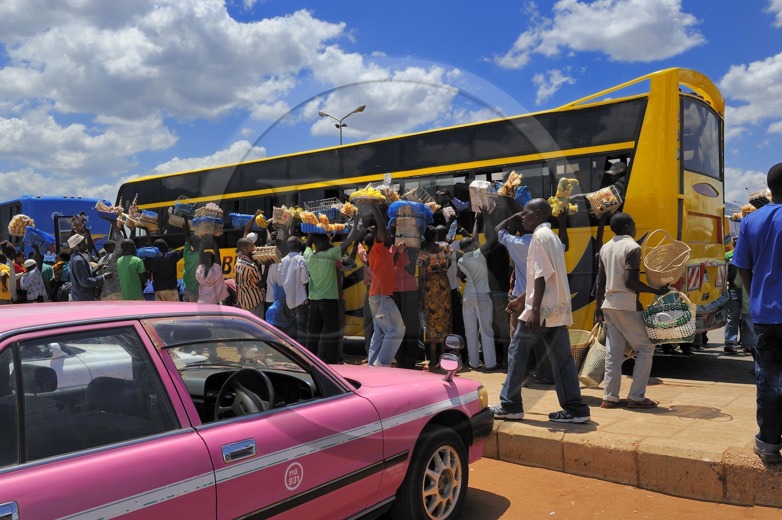 Tanzanie, Morogoro, la gare routière, assauts de petits vendeurs lors d'un arrêt du bus