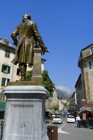 France, Haute-Corse (2B), Corte, statue en bronze du père de la Patrie Pascal Paoli qui écrivit la Constitution corse en 1755 regardant vers le cours Paoli