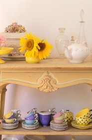 France, Gard (30), vaisselier dans la maison d' Hôte provençale Le mas de l' amandier