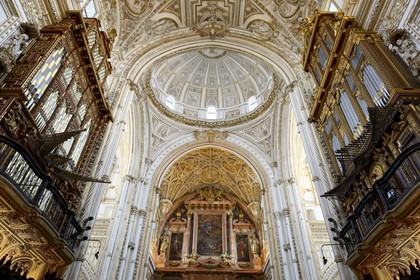 Espagne, Andalousie, Cordoue, centre historique classé Patrimoine Mondial de l'UNESCO, la Mezquita, la partie cathédrale qui apparait comme incrustée au centre de l'ancienne mosquée, le grand retable et les orques