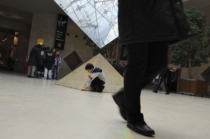 France, Paris (75), Carrousel du Louvre, Pyramide inversée par l'architecte Ieoh Ming Pei