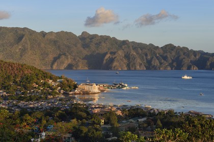 Philippines, Calamian Islands dans le nord de Palawan, Busuanga Island, ville de Coron et Coron Island Natural Biotic Area en arrière plan