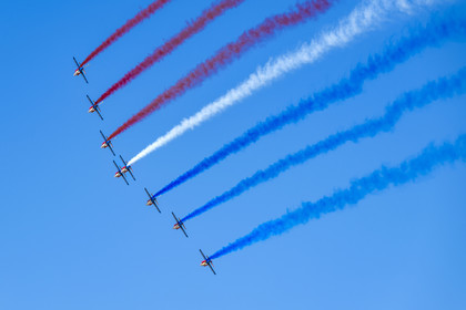 France, Bouches-du-Rhône (13), Salon-de-Provence, base aerienne 701, base de la Patrouille de France (PAF pour Patrouille acrobatique de France) de l'Armée de l'air et de l'espace française, les avions Alphajet volent en formation Grande flèche